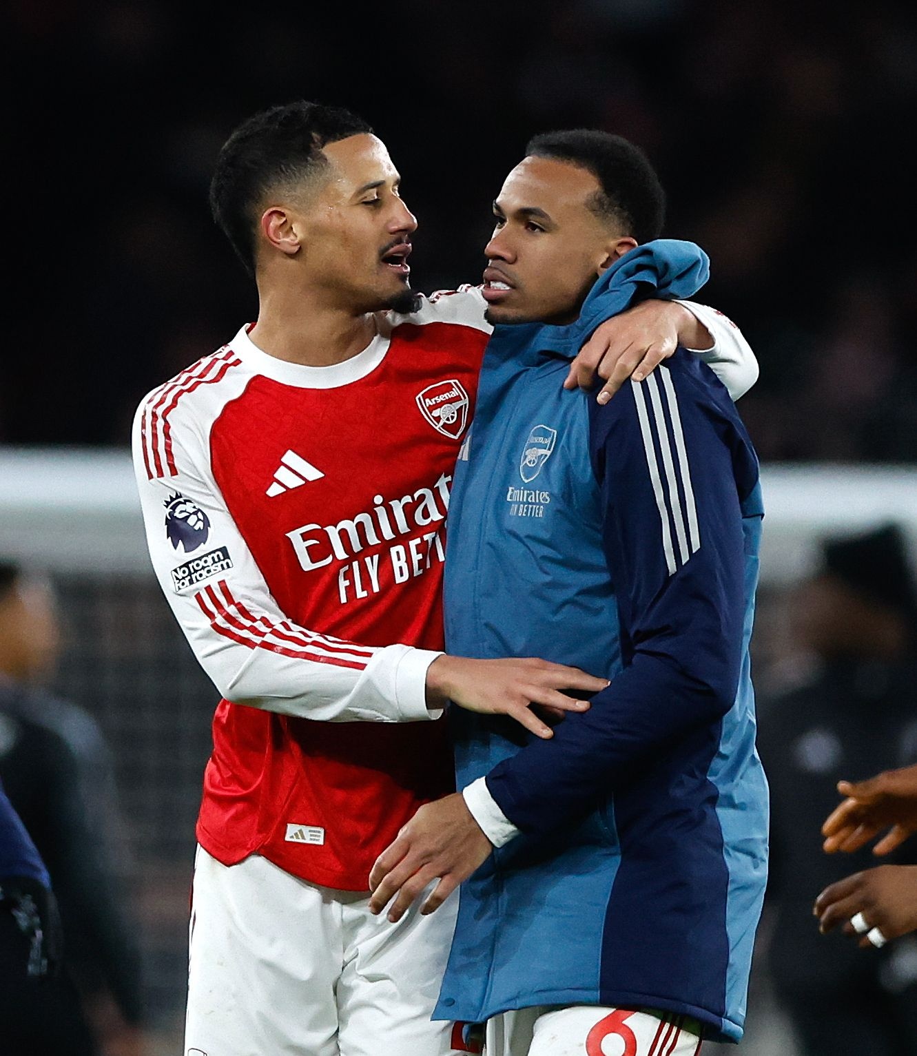 琼斯：加布里埃尔和萨利巴面对曼联时非常脆弱，有时甚至有些软弱