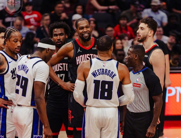 竞彩足球资讯分析-场均17分，和2.5亿超级顶薪划清界限！作为夺冠热门，你们该考虑拆队|火箭|凯文·杜兰特|申京|明尼苏达森林狼队|弗雷德·范弗里特_新浪体育_新浪新闻